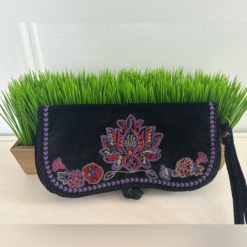 Lucky Brand Vintage 1990’s Clutch Black Velvet Embroidered Leather Closure